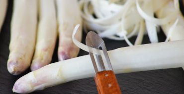 Peler une Asperge des Sables des Landes