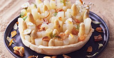 Tarte crémeux praliné, asperge des Sables des Landes pochées à la vanille